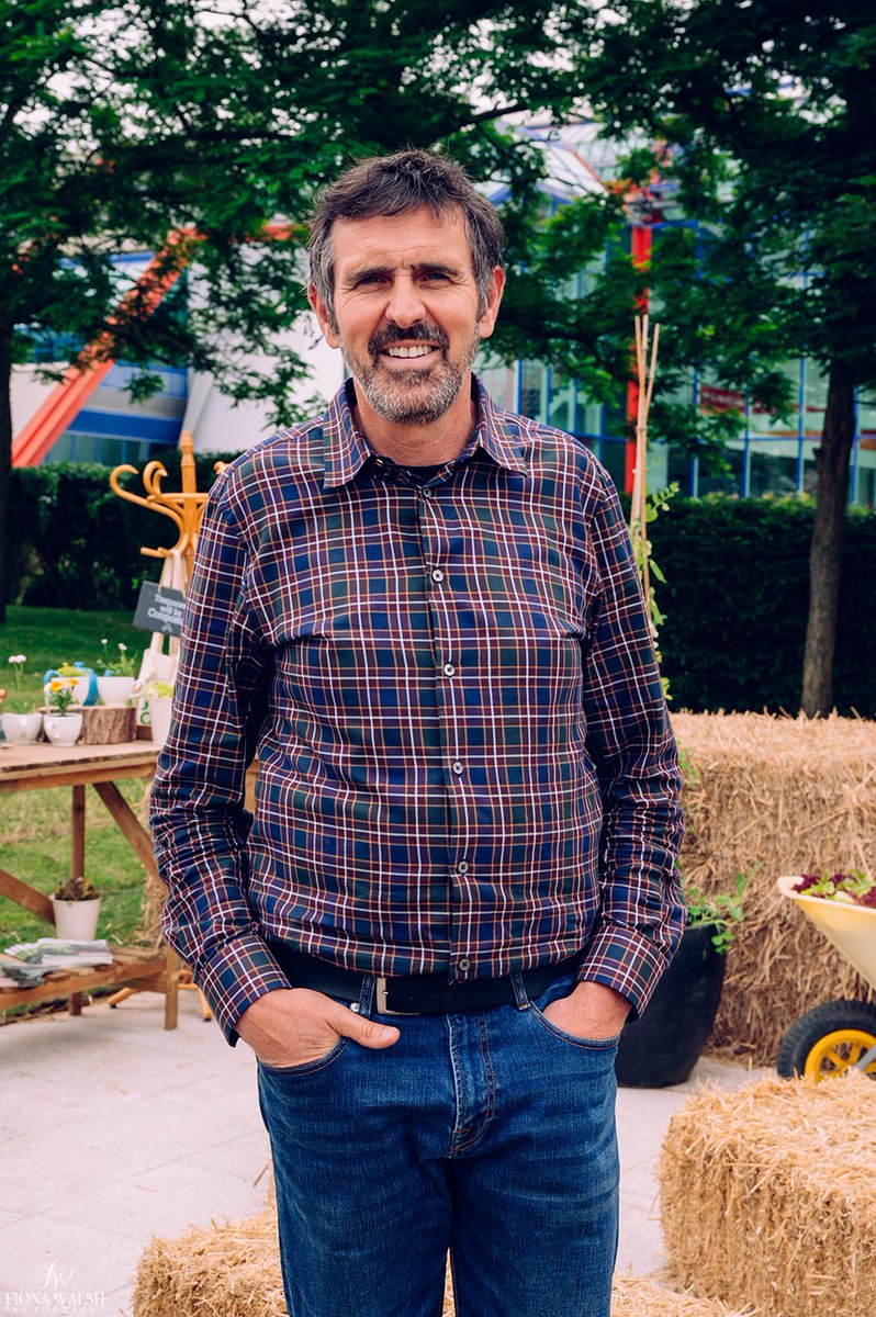 The absolutely lovely #AdamFrost at Gardeners' World Live this week. Super nice guy.
Check out the blog of this beautiful show bit.ly/3mWpgZ5
GWL last day tomorrow

#bbcgardenersworldlive #gardenersworld #gardenersworldlive #gardenphotographer 
<a href="/GdnMediaGuild/">Garden Media Guild</a>  #BBCGWLive