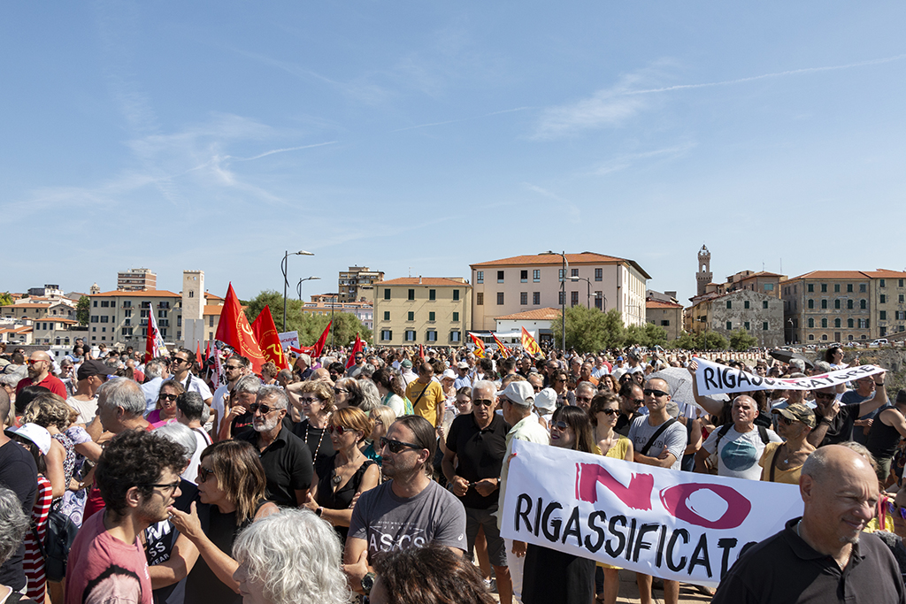 ARTORIVS_REX's tweet photo. Manifestazione a #piombino, #norigassificatore https://t.co/1fGGwLTqBP
