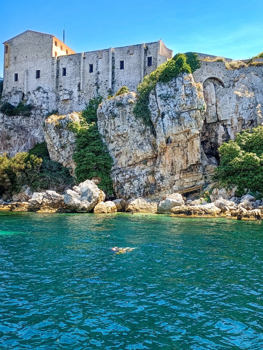 csleclub's tweet photo. Cannes : L'île Sainte-Marguerite et le Fort Royal ☀️🌊
___________________________________
#Cannes #Ile #SteMarguerite #Marguerite #Fort #MasqueDeFer #CotedAzurFrance #cotedazur #Sud https://t.co/0HsPUack9e