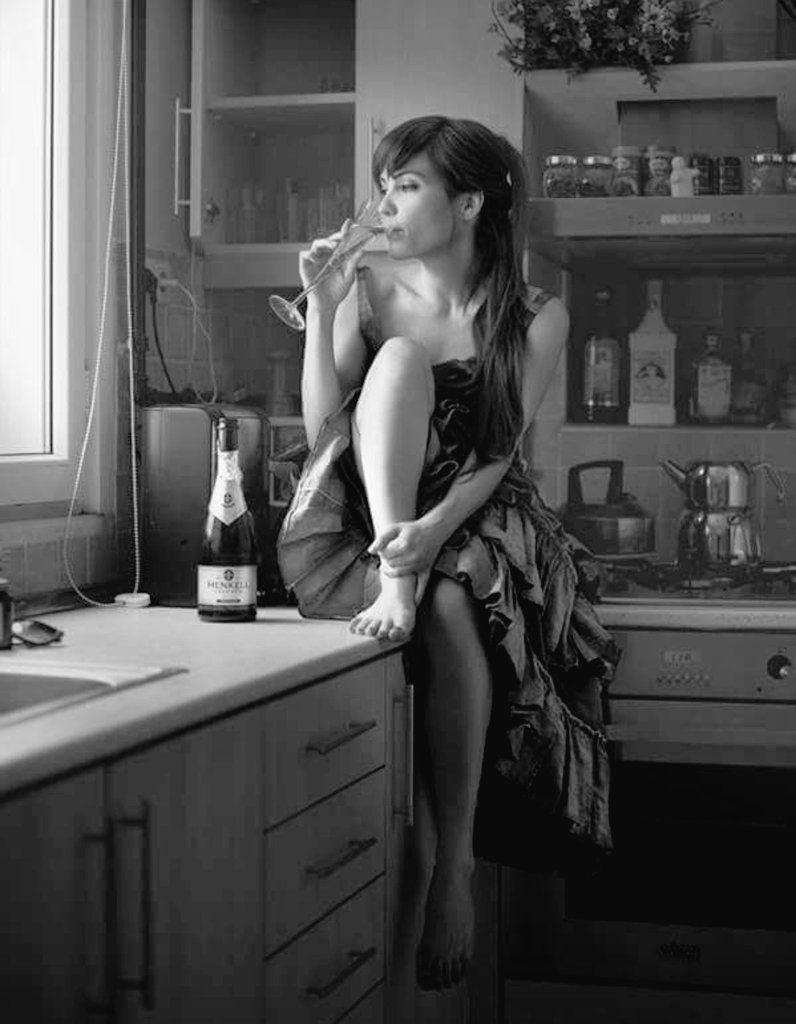 Yaktığım bütün sigaraların dumanları sana benzer
Tadı senden gelir
Yediğim yemişlerin
İçtiğim içkilerin
Ve içimdeki bu dayanılmaz sıkıntı
Bu emsalsiz hüzün
Seni beklediğim içindir

Ümit Yaşar Oğuzcan

#GeziyeÖzgürlük

#Akşama #şiirle sevgiyle 💙🌼