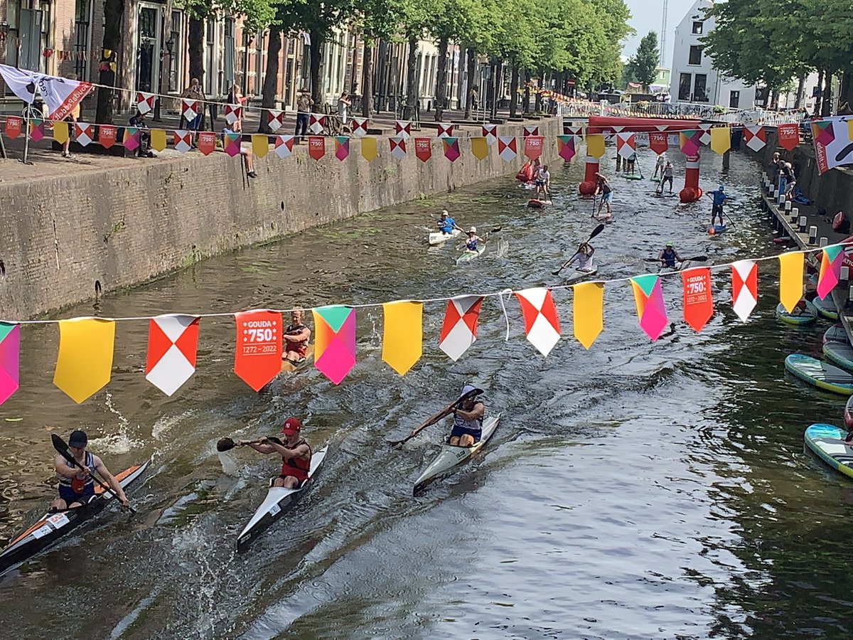 IVerkaaik's tweet photo. Het evenement van @gouda750jaar de tocht over het water van de #Goudse singels, Karnemelksloot, klunen bij Reeuwijks Verlaat, Breevaart en rondje Elfhoevenplas en weer terug naar de binnenstad van #Gouda. Wát een bikkels… veel respect 👌! https://t.co/8aAEZt5261