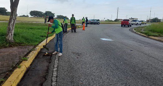 CorpoServGuayana continúa con los trabajos de limpieza, desmalezamiento y recolección de desechos sólidos en la avenida Gumilla, en San Félix, para garantizar espacios limpios y libres de contaminación.