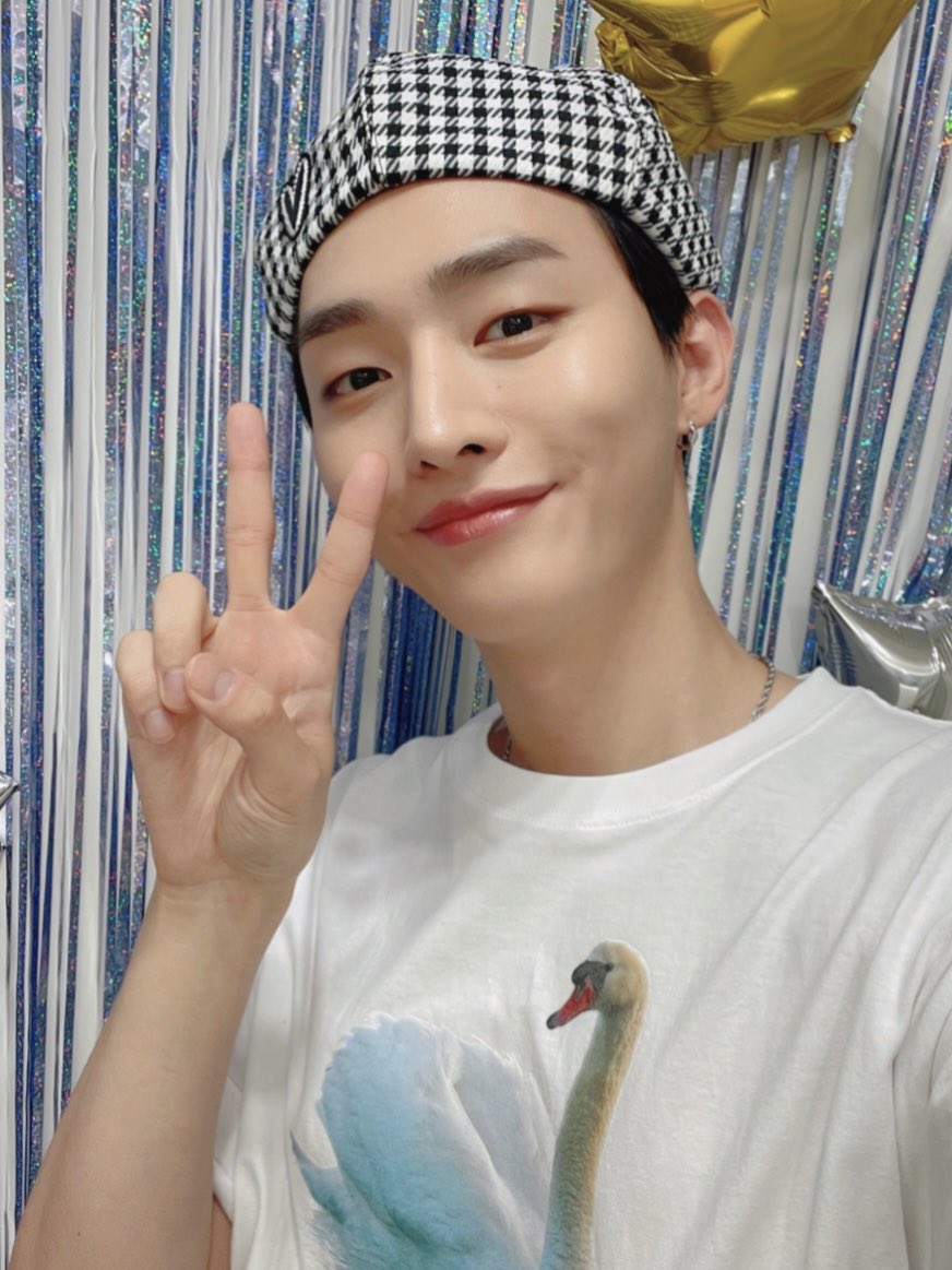 jisung_note's tweet photo. * 220618 윤지성 떡밥 정리

⑴ 공트 [# 오늘의윤잘생] 사진 2
⑵ 에버라인 대면 팬사인회
⑶ 에버라인 영통 팬사인회

(+) 윤슬기님 인스타스토리 사진 1 https://t.co/oxHnSAcw4L