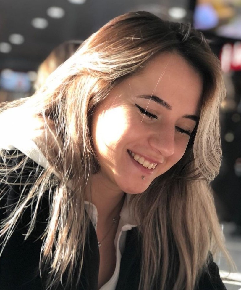 Bir gülüşü var... 
Alzaymır olsam unumam
