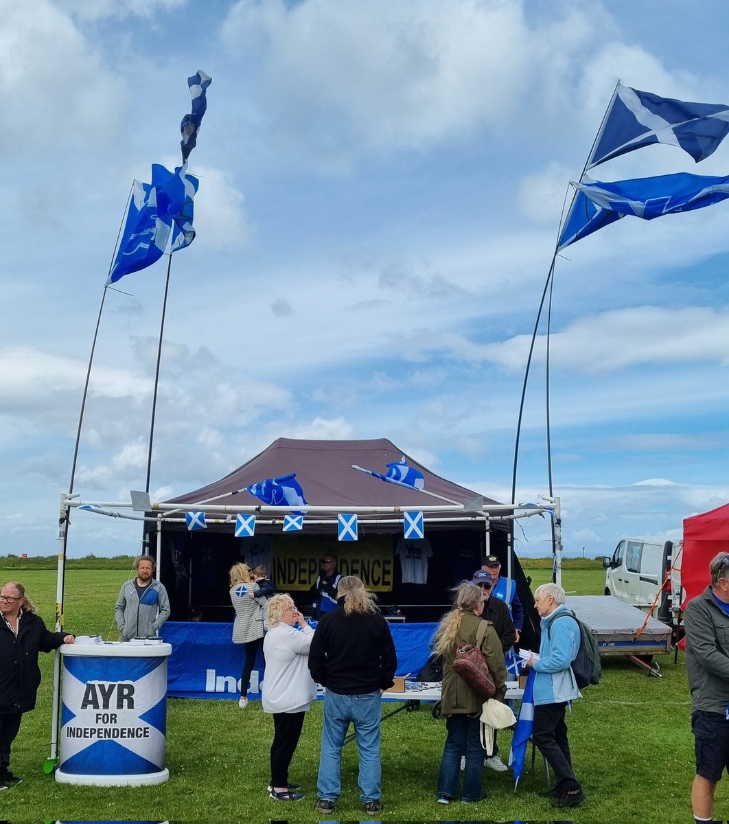 YesTroon's tweet photo. At Ayr's #HolyFair with #AyrForIndependence.
Great day - lots of happy people out on the sunny, and very breezy, Low Green.
Lots of visitors to the #YesCamp 
🏴󠁧󠁢󠁳󠁣󠁴󠁿😎👍 https://t.co/9zEVjYtsLy