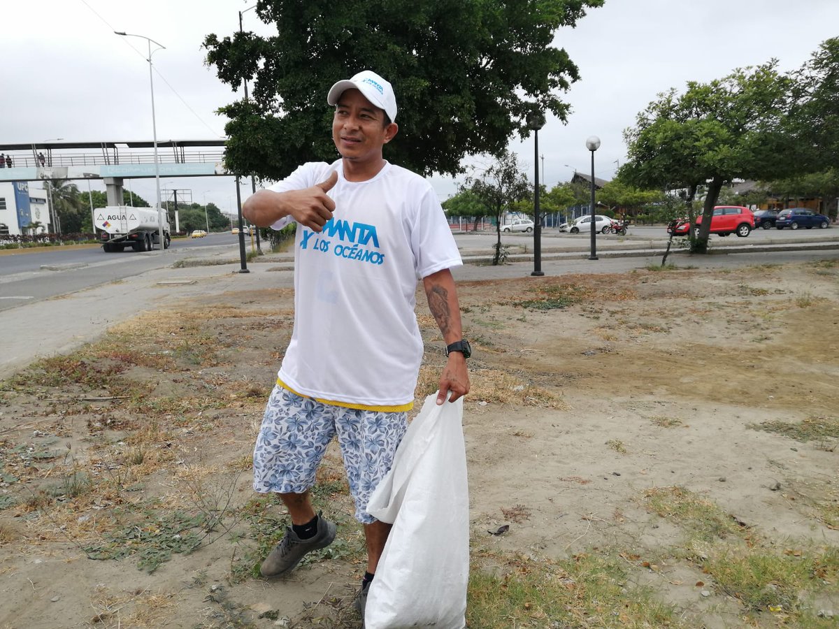 PactoVerdeEC's tweet photo. #MantaXLosOcéanos2022 | Con apoyo de los voluntarios de Scout Ecuador, avanzamos en la limpieza de las playas de Los Esteros y Tarqui. Hasta este momento, hemos evacuado gran cantidad de plásticos, papel, madera, basura de todo tipo. Continuamos trabajando. @Municipio_Manta https://t.co/PmZFS6MLCC