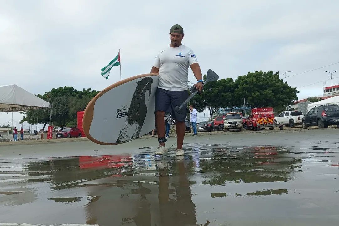 PactoVerdeEC's tweet photo. #MingaXLosOcéanos2022 |Más de 20 deportistas de la escuela Dolphin  Black ya se encuentran en la rada de Manta realizando labores de limpieza en la superficie marina. Ellos participan activamente en esta gran minga organizada por la Alcaldía Ciudadana, Pacto Verde y Racse Ecuador https://t.co/CZxqTvWaP6