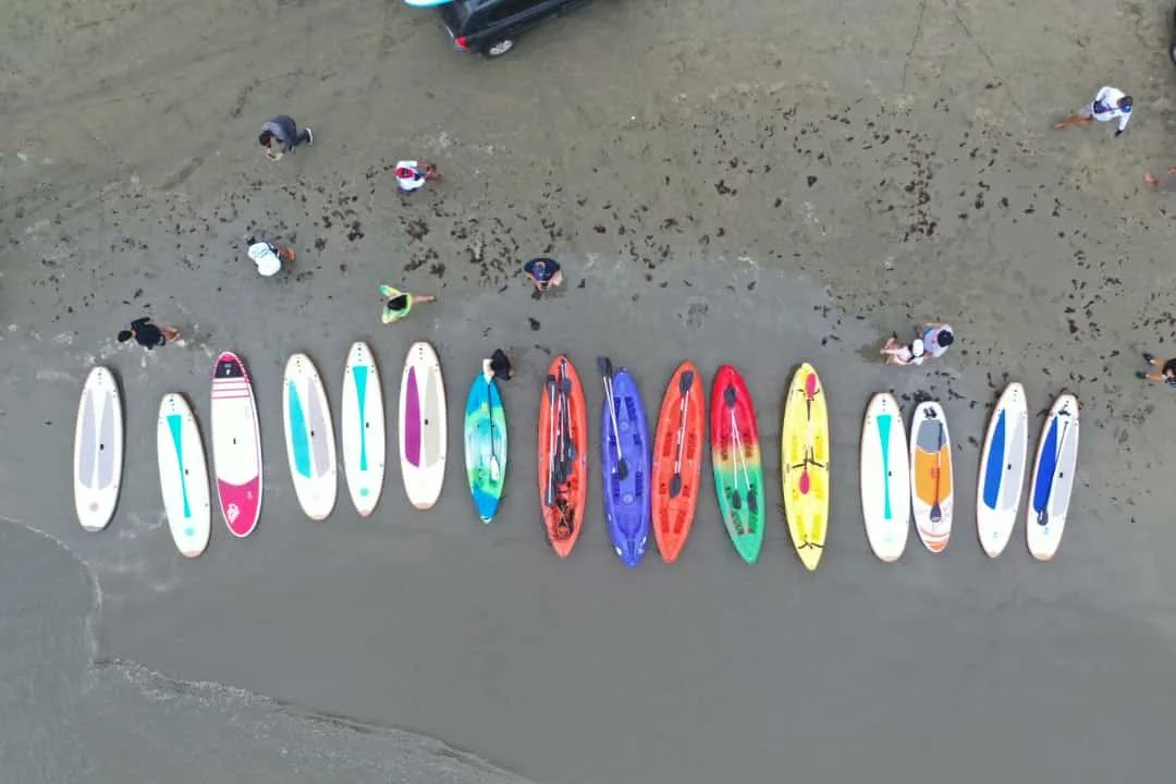 PactoVerdeEC's tweet photo. #MingaXLosOcéanos2022 |Más de 20 deportistas de la escuela Dolphin  Black ya se encuentran en la rada de Manta realizando labores de limpieza en la superficie marina. Ellos participan activamente en esta gran minga organizada por la Alcaldía Ciudadana, Pacto Verde y Racse Ecuador https://t.co/CZxqTvWaP6