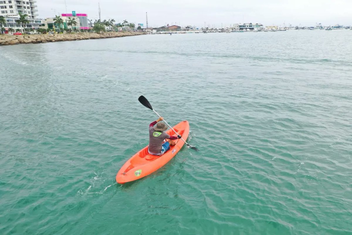 PactoVerdeEC's tweet photo. #MingaXLosOcéanos2022 |Más de 20 deportistas de la escuela Dolphin  Black ya se encuentran en la rada de Manta realizando labores de limpieza en la superficie marina. Ellos participan activamente en esta gran minga organizada por la Alcaldía Ciudadana, Pacto Verde y Racse Ecuador https://t.co/CZxqTvWaP6