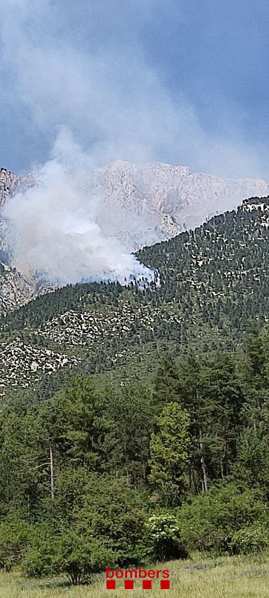 bomberscat's tweet photo. ⚠️ Complicada situació #IF a Catalunya per la simultaneïtat dels serveis. 🚒🔥

Els #bomberscat treballem ara en una trentena d'incendis de vegetació. 

Entre els quals, un a #Saldes #Pedraforca (avís 15.14h) on hem destinat 7 dotacions terrestres. (Foto) https://t.co/vny0X4Wisv