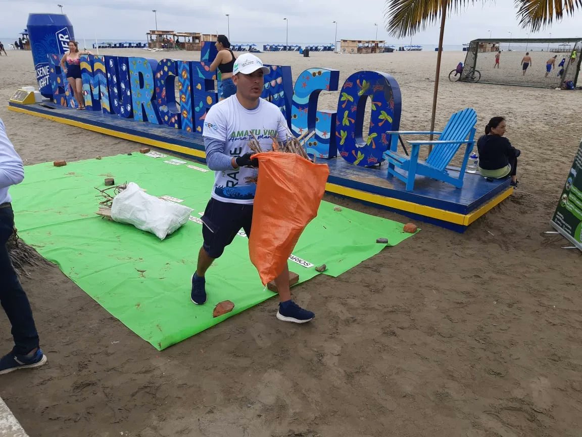 PactoVerdeEC's tweet photo. #MantaXLosOcéanos2022 | En El Murciélago avanza la minga de playas, este es uno de los 4 puntos en los que intervenimos hoy.  Junto a los Jóvenes del Cambio y los Jóvenes de Otro Planeta ya se realiza el pesaje de los primeros residuos extraídos del balneario. @Municipio_Manta https://t.co/q23E3wrsoo
