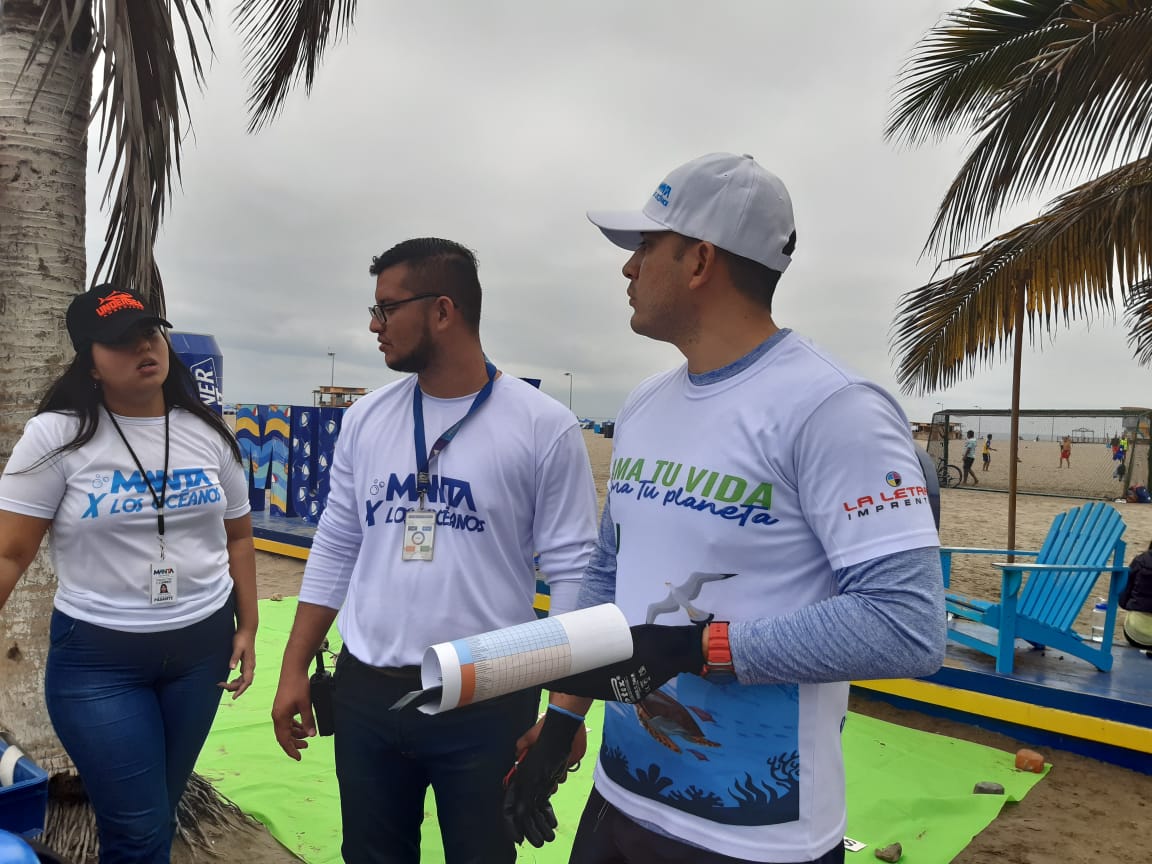 PactoVerdeEC's tweet photo. #MantaXLosOcéanos2022 | En El Murciélago avanza la minga de playas, este es uno de los 4 puntos en los que intervenimos hoy.  Junto a los Jóvenes del Cambio y los Jóvenes de Otro Planeta ya se realiza el pesaje de los primeros residuos extraídos del balneario. @Municipio_Manta https://t.co/q23E3wrsoo