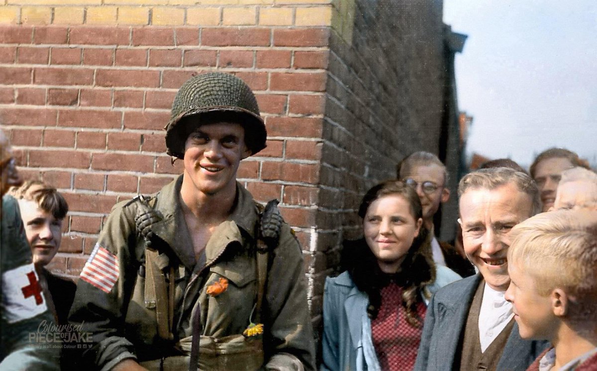 Pfc. David Webster from #EasyCompany, 2nd Battalion,#506thPIR- #101stAirborneDivision poses for the camera with the local population in #Eindhoven, 18 Sept. 1944, The #Netherlands. 

#bandofbrothers #airbornedivision #WW2 #brabant #bevrijding #crossroads #operatiemarketgarden