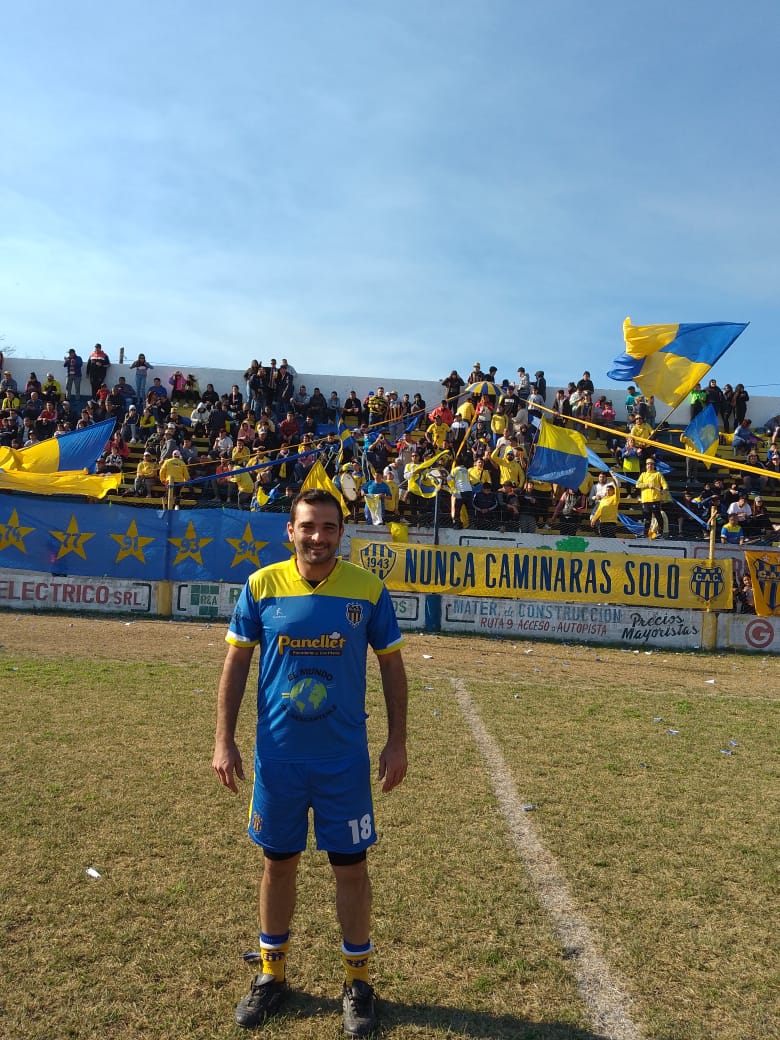 barrionuevofern's tweet photo. EL INTENDENTE GOLEADOR.Darío Chesta tiene 40 años, es el intendente de Río Segundo y juega en la 1ra de Central de esa ciudad. En @Cadena3Com contó como es compartir la función pública con el deporte,por qué decidió ponerse los cortos de nuevo y que ya están en semis de la LIF. https://t.co/Nj5rT9xM8Q