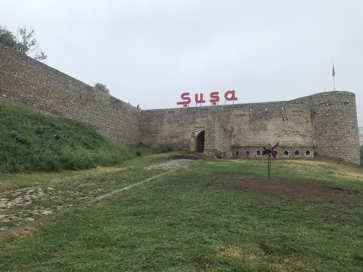 GaffarYakinca's tweet image. Paşinyan’ın “reqs ettiği” Cıdır Düzü’nde ve Şuşa kalesinde şimdi üç renkli Türk bayrağı dalgalanıyor.

Yaşasın Azerbaycan 🇦🇿
Yaşasın Azerbaycan Türkiye kardeşliği 🇹🇷🇦🇿
#QarabağBizimdir