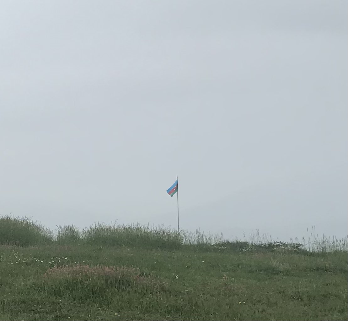 GaffarYakinca's tweet image. Paşinyan’ın “reqs ettiği” Cıdır Düzü’nde ve Şuşa kalesinde şimdi üç renkli Türk bayrağı dalgalanıyor.

Yaşasın Azerbaycan 🇦🇿
Yaşasın Azerbaycan Türkiye kardeşliği 🇹🇷🇦🇿
#QarabağBizimdir