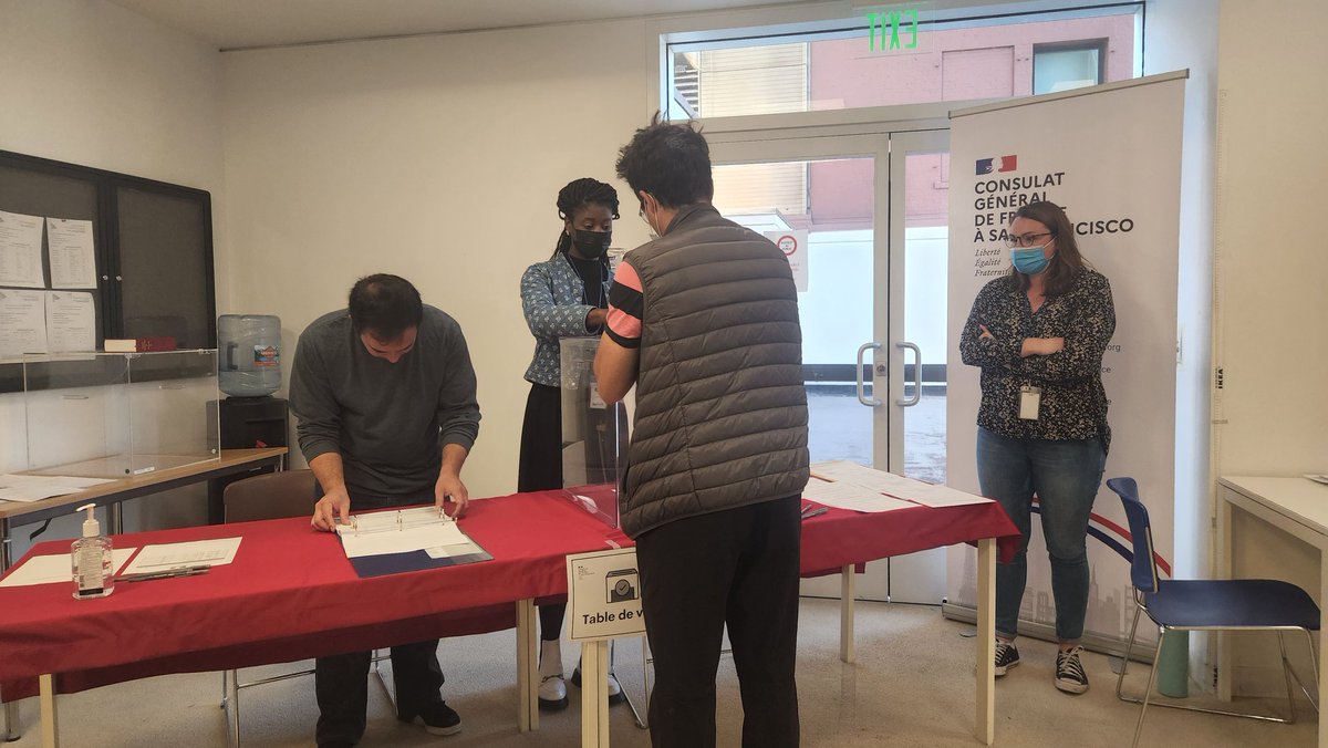 FranceinSF's tweet photo. #Législatives2022 : le vote est ouvert !
Pour le second tour, votez à l'urne dans votre bureau de vote, jusqu'à 19h 🗳🇫🇷 https://t.co/7eGzsdhEWL