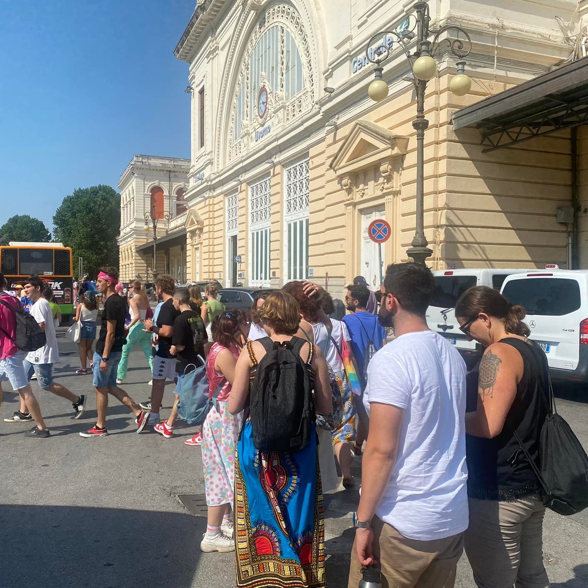 rossipresidente's tweet photo. Sono alla stazione di Livorno per il Toscana Pride.

Treni pieni di ragazze e ragazzi e una fiumana verso piazza della Repubblica.

#toscanapride #livorno #Pride2022 https://t.co/jlRXGhNNXb