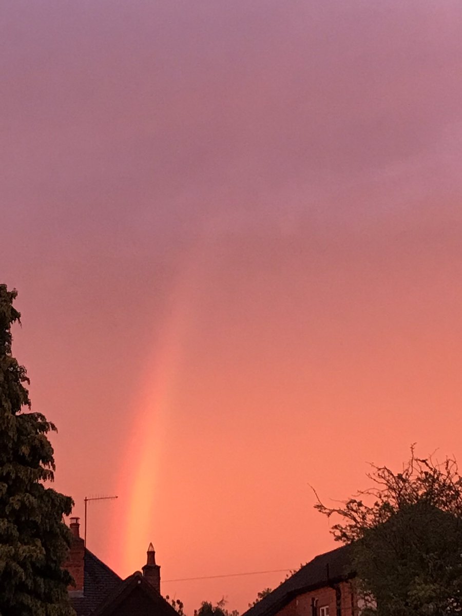 DuncanWestbury's tweet photo. Amazing rainbow &amp; Sunset over Malvern at 9.30pm! I don’t think I have ever seen a #SunsetRainbow #WorcestershireHour @BBCMidsWeather @BBCMidlandsRBX https://t.co/3IAbt50Ida