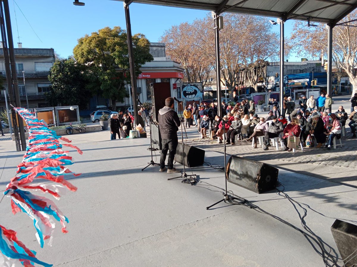 Socialistas90's tweet photo. En la Plaza Terminal Goes también construimos caminos de izquierda con vecinas y vecinos y el compañero @gonzacivila
#GonzaloCivila
#PartidoSocialistaDeUruguay
#FrenteAmplio
#TerminalGoes
🟢🔴🔵⚪ https://t.co/TqdSraj2MF