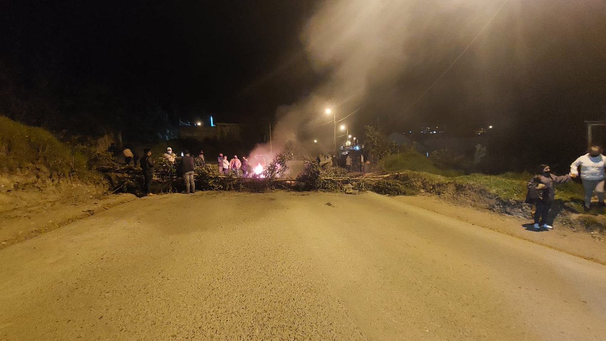 mmgutierrezf's tweet photo. Estimados @goberazuay @ECU911Austro @AndresVicunaP @FabianCarrionH @GADElValle2019
necesitamos el apoyo para reaperturar la vía El Valle Santa Ana sector entrada a Gualalcay, desde ayer los moradores de la Urb Laguna del Sol estamos sin poder llegar a nuestros hogares @tomebamba https://t.co/fzcrhZZdCo