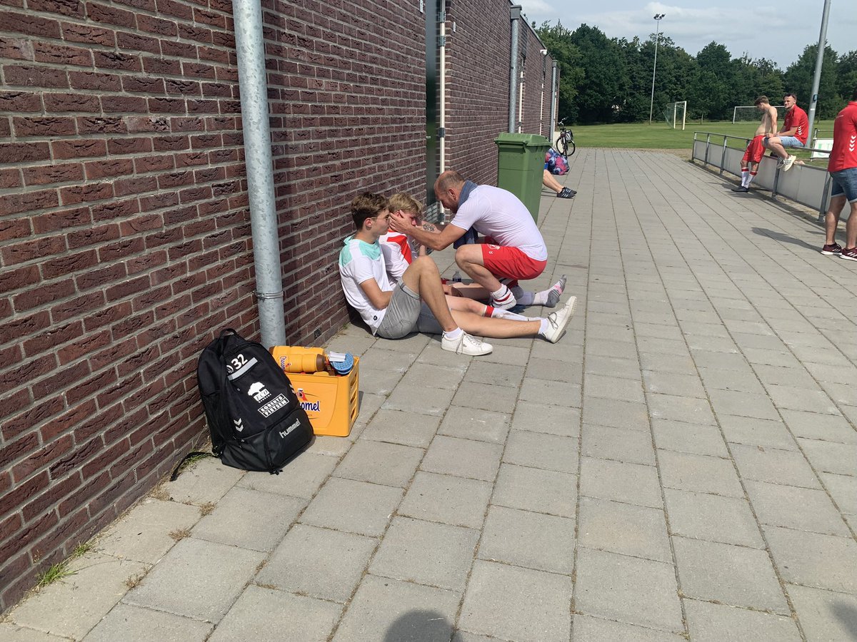Voetbal = emotie. De slechts 18-jarige Floris Dijkhuizen maakte dit seizoen zijn debuut in het eerste elftal van <a href="/Svn69Nijeveen/">⚽️ SVN'69 ⚽️</a> en is ontroostbaar na de degradatie van zijn club. De 47-jarige <a href="/bijkie74/">Anton Bijker</a>, al 16 seizoenen actief voor de club, troost de tiener.