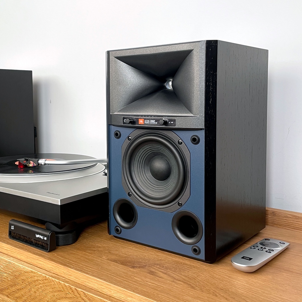 TurntableLab's tweet photo. JBL / 4305P Powered Bookshelf Speakers

↘ powerful bass w/ great details in the mids + highs. an excellent choice for the modern, high-end turntable setup w/ analog + digital inputs plus hi-res streaming:

⫸ https://t.co/ZIdmndT05u

@JBLaudio #jblaudio #jbl #jbl75 #ttlhifi https://t.co/5kXfZoTbBa