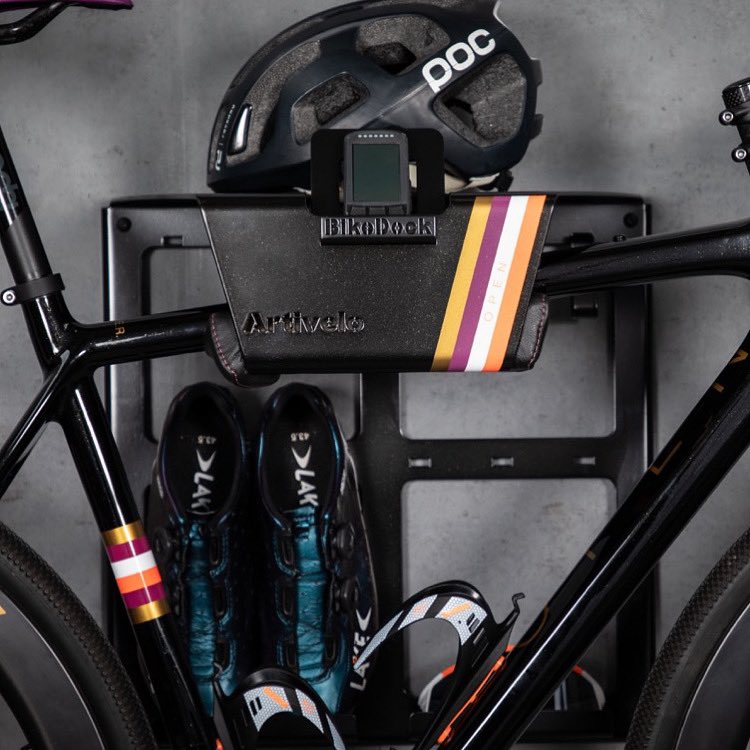 Artivelo_com's tweet photo. The details of the gravel bike are displayed in the BikeDock. Customized Bikedock  #opencycles #gravelbike #gravelgrinder #gravelride #gravelcycling #openwide #bikepacking #bikepackingbags #bikepackingbike #adventure #cycling #wielrennen #bikerack #bikestorage https://t.co/L8Zq2BgM0O