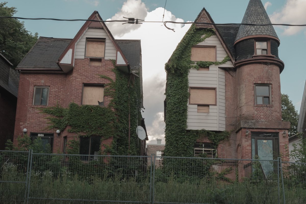 twin abandoned houses in #Toronto’s west end. 

#newtopographics #photography #abandoned #urbandetails #cryptominimal #alteredlandscape 
#mundanebeauty #nowherediary 
#documentaryphotography #allcitiesarebeautiful #post_evidence #thezonezine #subjectivelyobjective