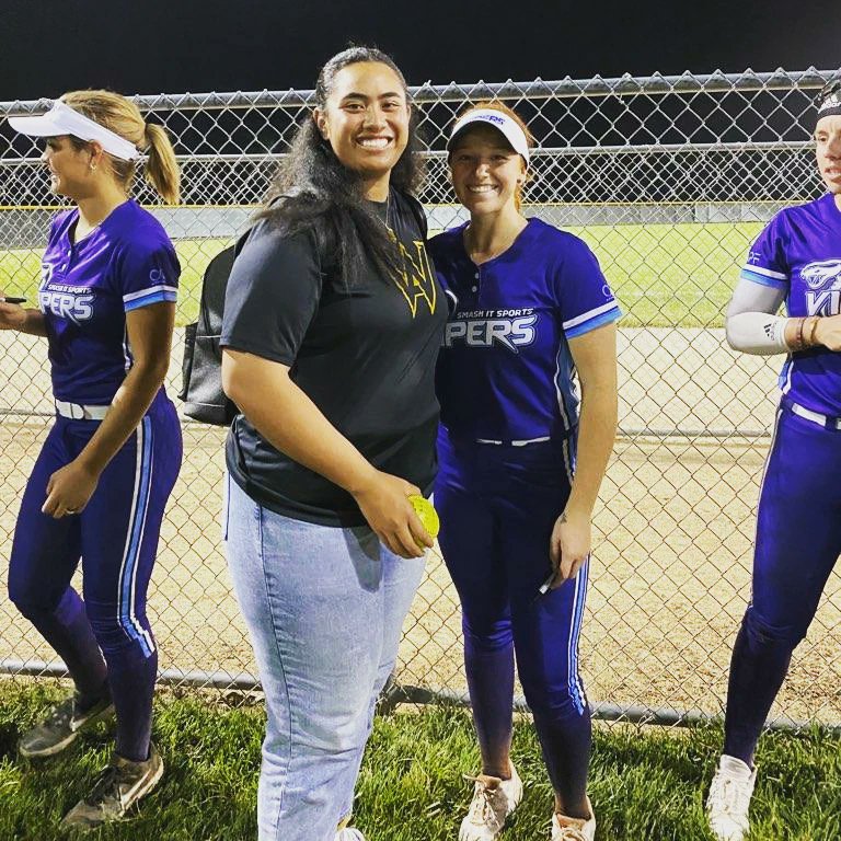 KaimiTulua2024's tweet photo. It's easy for a girl to dream BIG when she can watch her favorite players living it! 🥎🌠

Met some of my favorite pros tonight @SmashIt_Vipers
#FaLeilua 
#MaryIakopo 
#SuziBrookshire
Missed #JocelynAlo who played her pro debut game tonight.

#TeamPolynesia
#InspiredByExcellence https://t.co/aiIOjJYrHe