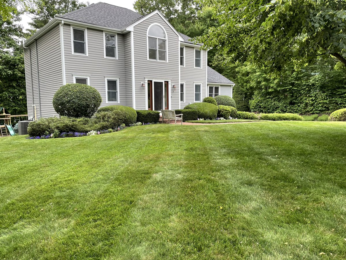 BHLevesque's tweet photo. #SaturdayAfternoon #yardistry #lawnporn mowing & trimming yard cardio today https://t.co/FMccBi4DWj