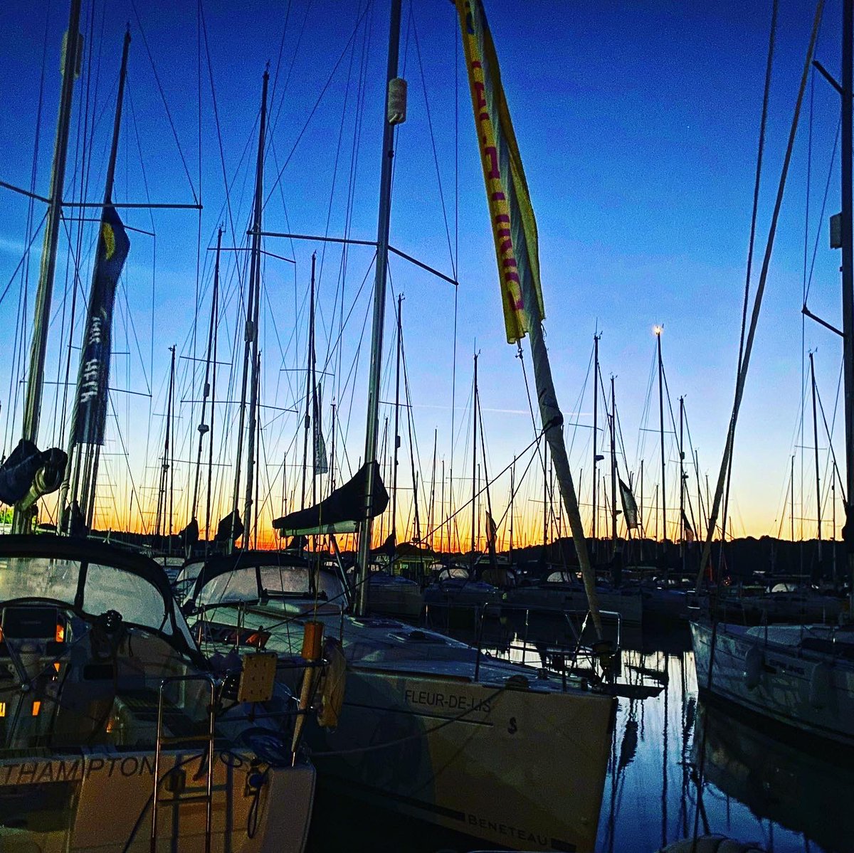 wanderlux_bex's tweet photo. Sunrise or sunset ? #porthamble  @FairviewSailing https://t.co/58vM5p9rWw