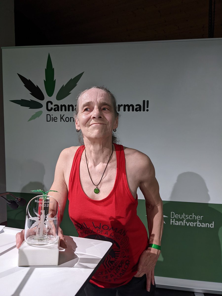 hanfverband's tweet photo. Die Hanfadler wurden verliehen: Gewonnen haben Bernd Werse vom @CDR_FFM in der Kategorie Wissenschaft, Ingrid Wunn von der @HAIFrankfurt in der Kategorie Aktivismus und @NiemaMovassat in der Kategorie Politik! #CaNoKo https://t.co/VCaUoXLrui
