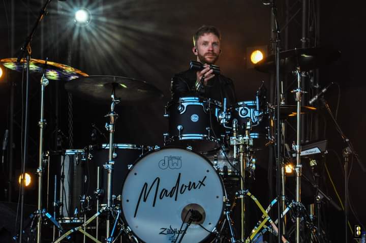 robburgwal's tweet photo. Madoux
#Pinkpop2022 #pinkpop #pinkpopbuurtborrel #madoux #madouxmusic #landgraaf https://t.co/Cc7IiKiy40