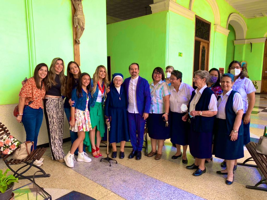 NadalDiplo's tweet photo. Hoy tuve el privilegio de celebrar con sus ex alumnas y sus compañeras los 97 años de Yvonne Miqueu « Hermana Elizabeth » hermana 🇫🇷 con más de 70 años en 🇻🇪 dedicada a la enseñanza en el Colegio San José de Tarbes. 

1/2 https://t.co/8whouFGa0y