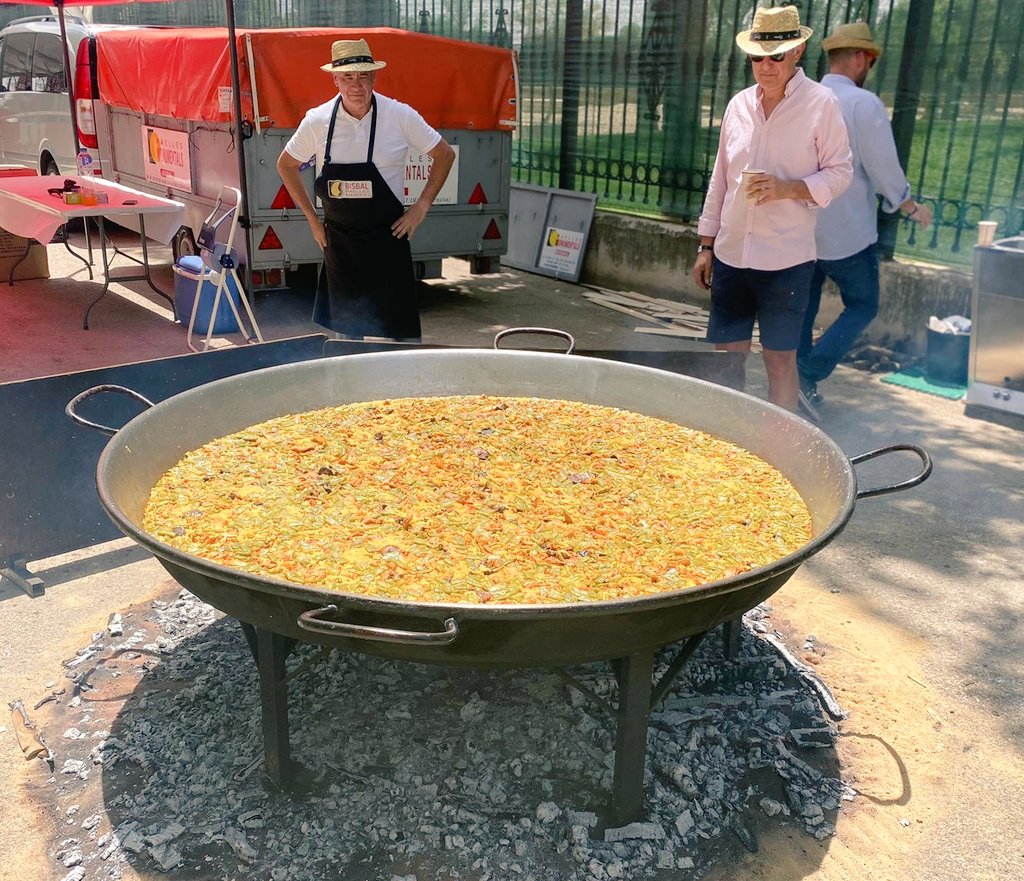 DOPAzafran's tweet photo. Tremenda paella de @Bisbal_Paelles con #AzafrándeLaMancha la que nos hemos comido hoy en Azafrán & Música del @FdelosSentidos de #LaRoda 🔝🔝🔝 ¿Has estado? ¿Nos lo cuentas?
#Sentidos22 https://t.co/pc88oQvWgc