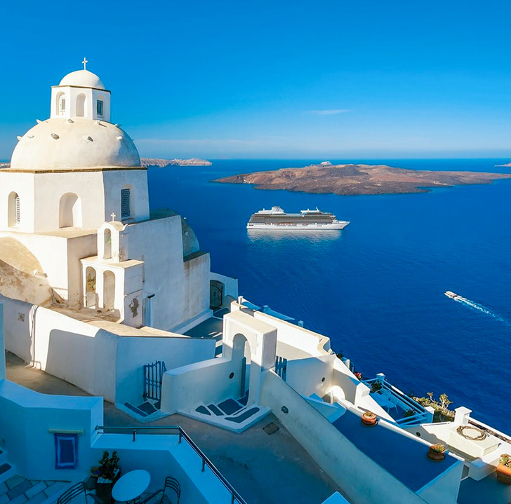 CrucerosPlus's tweet photo. Si lo tuyo es una vista pacífica con un estilo minimalista, las aguas cristalinas y tranquilas del Mar Egeo son la opción que va contigo.🍷​🙌​😌

​Inspírate con el lujo de abordar #oceaniacruises

#santorini #Grecia #crucerosplus #crucerodelujo https://t.co/wYt3Jtm21w