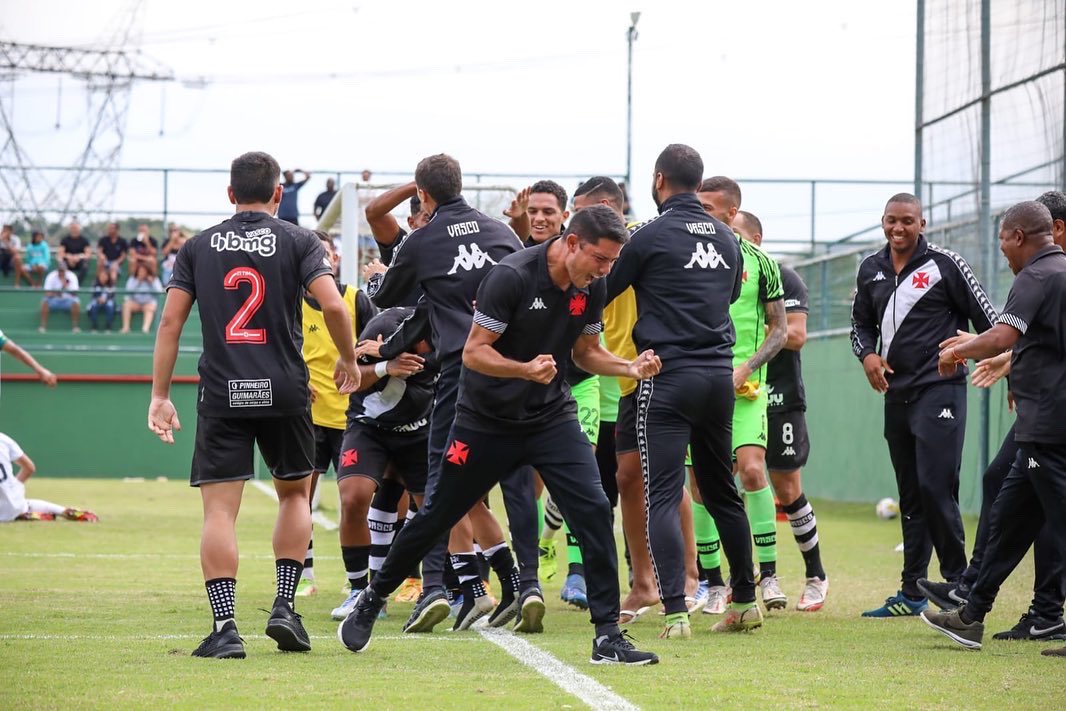 vascobase's tweet photo. Sub-20 vence o Santos por 2 a 0 e segue 100% no Campeonato Brasileiro
Os gols foram marcados por Caio Dantas e Juan
👉🏻 https://t.co/AwhXcZXOn1
📸 Betinho Martins e Betinho Júnior
#BaseForte #MeninosDaColina #RaizESerVasco https://t.co/wEo8rqLXhW