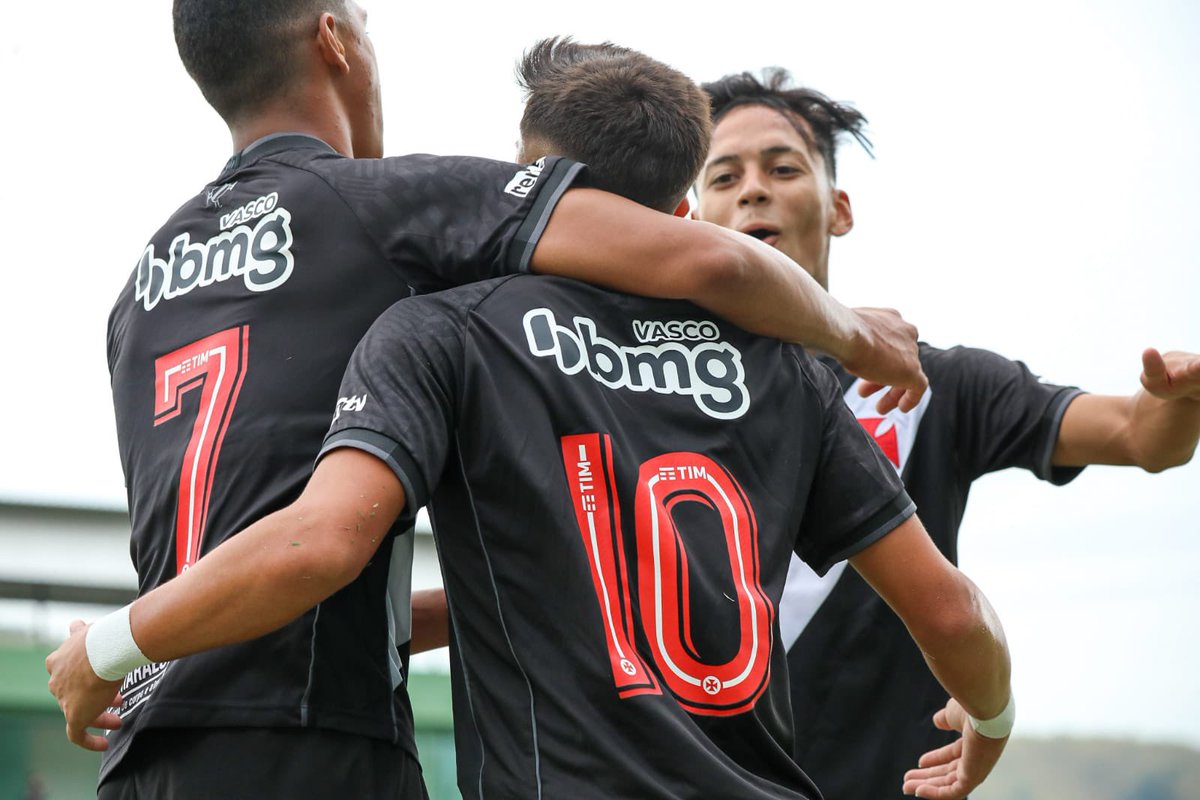 vascobase's tweet photo. Sub-20 vence o Santos por 2 a 0 e segue 100% no Campeonato Brasileiro
Os gols foram marcados por Caio Dantas e Juan
👉🏻 https://t.co/AwhXcZXOn1
📸 Betinho Martins e Betinho Júnior
#BaseForte #MeninosDaColina #RaizESerVasco https://t.co/wEo8rqLXhW
