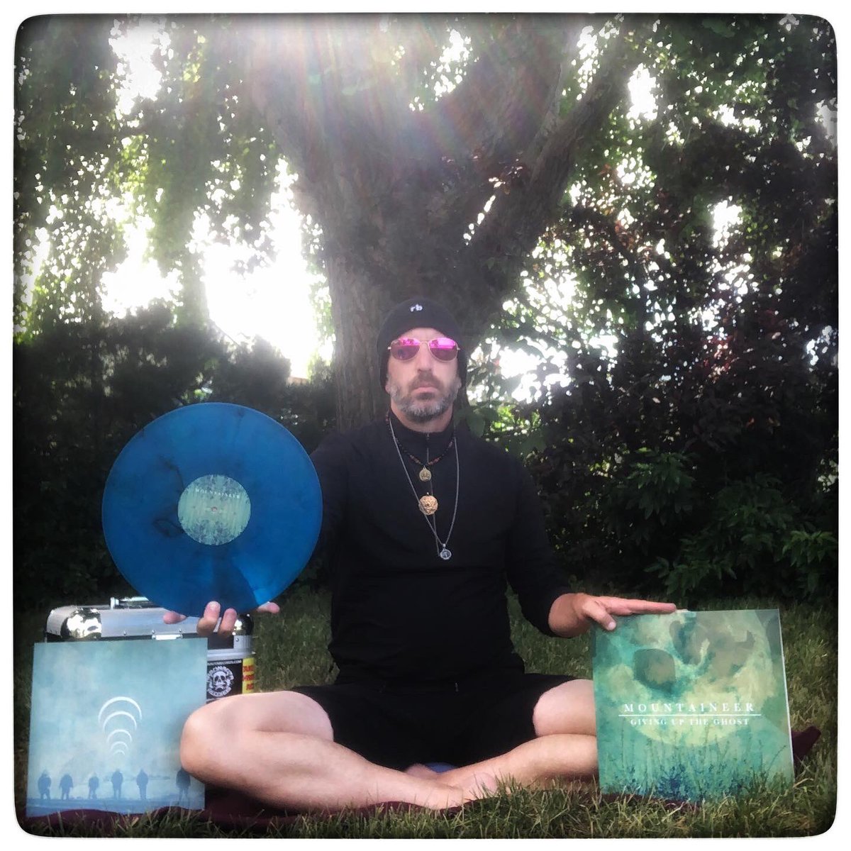 RiffHaven's tweet photo. The sky, when it falls, will you let me go?
When the soul sleeps you start to drown
When The Soul Sleeps by Mountaineer from Giving Up The Ghost as featured on Riff Häven Episode 278
#RiffHaven #VinylRecords #Vinyl #Mountaineer #lifeforcerecords https://t.co/gxC1xIgBTI
