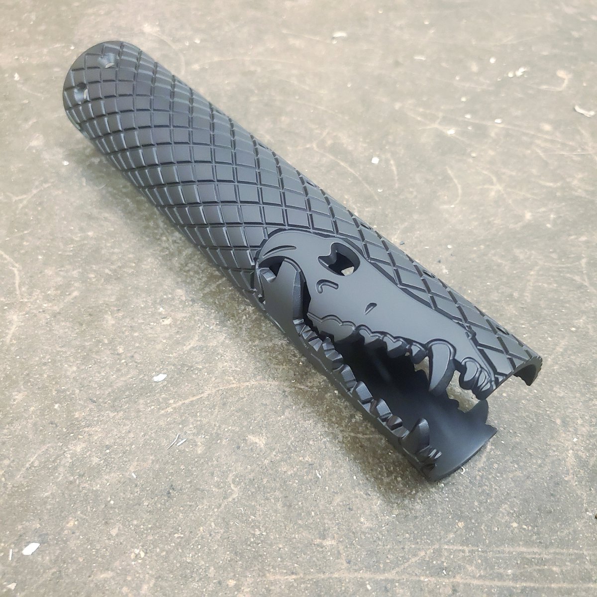 ARS_unique's tweet photo. This custom handguard is from awhile back, but damn it looked good 🔥 What animal would you put on a handguard?

Design yours today: https://t.co/TGDGZodZgp

#uniquears #customar #ar15 #customrifle #2A #pewpew #riflehunting https://t.co/jVEX8yoh8l