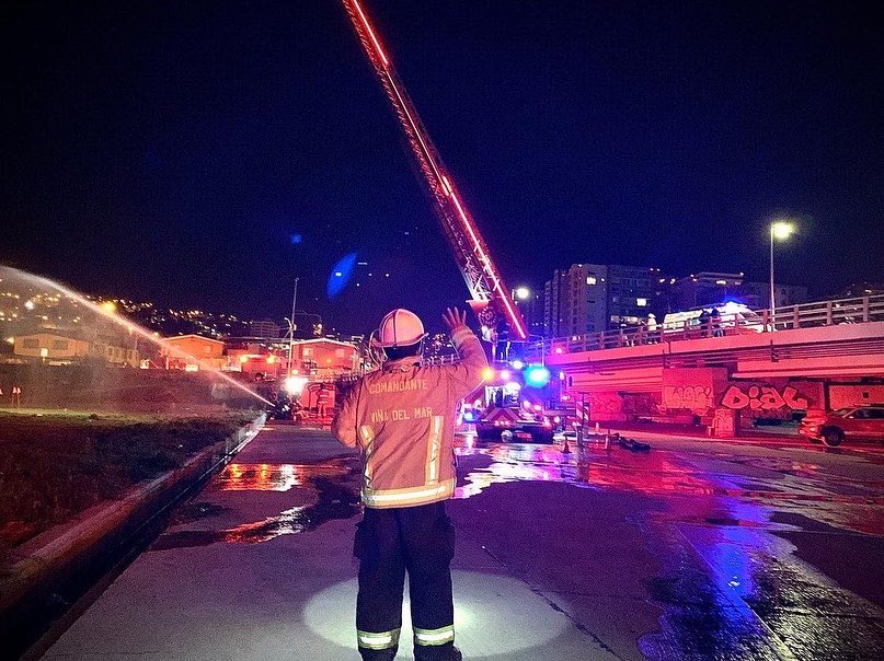 📸SIMULACRO📸 Imágenes del ejercicio realizado esta noche. A cargo del Comandante Patricio Brito, la totalidad de nuestras Compañías desarrolló un Simulacro de Emergencia Declarada en 2da Alarma, en el sector de Estero Marga-Marga, altura puente Los Castaños.