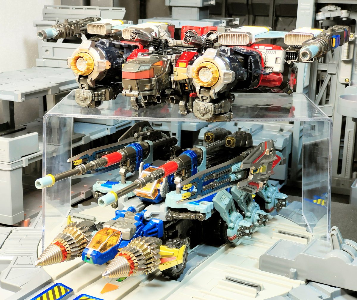 vlnwXs8o2jaHSa2's tweet photo. ヴァースキャリバーのアームユニットを組み込んだグレイターコンボイのマシン形態である。
みなぎるパワーに圧倒的な火力！超剛性、高機動力を誇る合体ユニット！
それが大型突撃マシン【グレイターM.A.V・ブーストラッシャー】だ！！
#ダイアクロン https://t.co/GE1fWpJie2