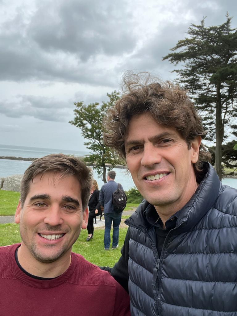 GugaLusto's tweet photo. Miren qué sorpresa. Me encontré con Andres Meili, un joven de Evolución La Plata. Está trabajando en Dublin por unos meses, haciendo experiencia en el mundo para volver a aportar a nuestro país. Estamos en todos lados😀. #Evolucion https://t.co/9lTQ1glqDB