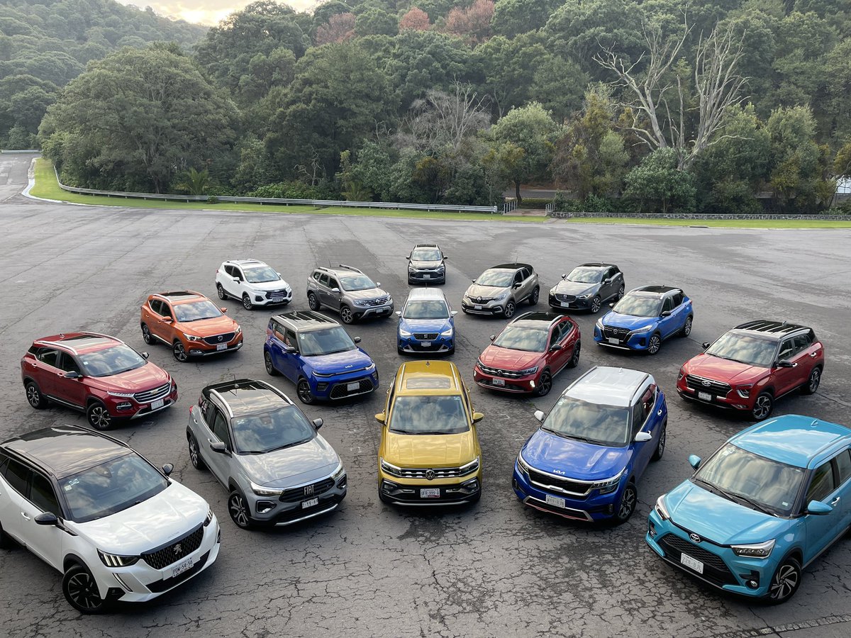 Gerard_GC's tweet photo. Costó trabajo, pero lo logramos. @manuelavasquez1, @hablamosautos y yo armamos una macrocomparativa con (casi) todos los B-SUV de México. 🙌🏼 ¿Ustedes cuál se quedan y por qué? 👀 https://t.co/kV0tBsCrjo