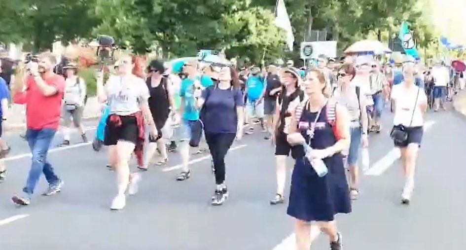 ddwiedersetzen's tweet photo. #OBFuchs schwurbelt was davon, dass manche Wasser predigen & Wein trinken würden. Hatte er nicht aktuell erzählt, er werde im 2. Wahlgang nicht mehr antreten? Nicht, dass es uns stören würde, war aber wohl gelogen. Eine weitere Lüge vom Lügen-#Fuchs. #DD1806 https://t.co/1frLUfG2hv