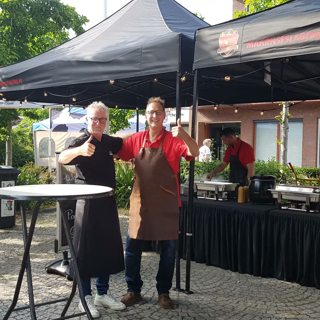 De #slijter en de #slager zijn er klaar voor #heuvelrugloop 2022. Her is een warme avond, dus zorg dat je voldoende blijft drinken en lekker blijft eten 😀
#Evenement #maarn