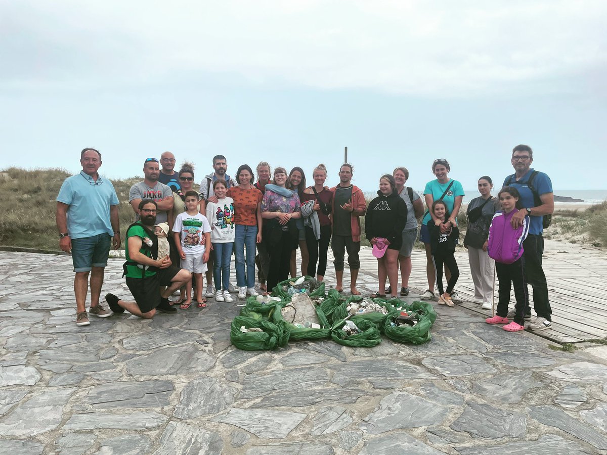 Great effort with the beach-cleaning at today‘s international surfing day. Teaming up with the @oceanosurfmuseo and our great neighbors and locals here in beautiful Valdoviño!!! Way to go!
.
#caminosurf #surfrider #internationalSurfingDay #oceanomuseosurf