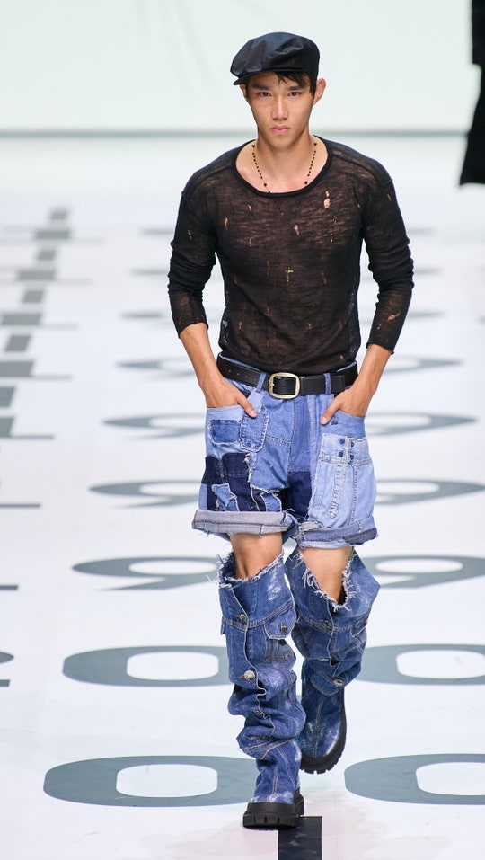 amaliagaroca's tweet photo. 🪡 Botas desgastadas cómo si fueran unos vaqueros rotos
#DolceGabbana SS 23
Colección #DGReEdition
#moda 🪡 #DGSS23 #MFW https://t.co/wxPrggFURw