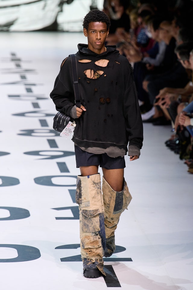 amaliagaroca's tweet photo. 🪡 Botas desgastadas cómo si fueran unos vaqueros rotos
#DolceGabbana SS 23
Colección #DGReEdition
#moda 🪡 #DGSS23 #MFW https://t.co/wxPrggFURw